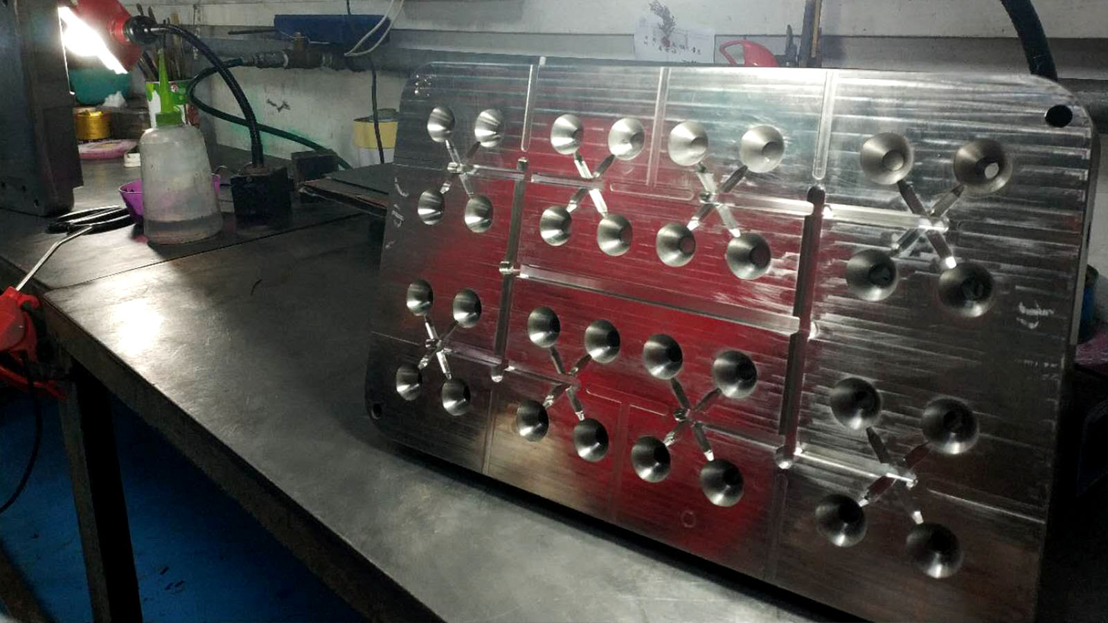 旭錦塑膠模具，模房